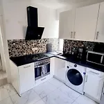 Cozy And Modern 1 Bedroom 3 *