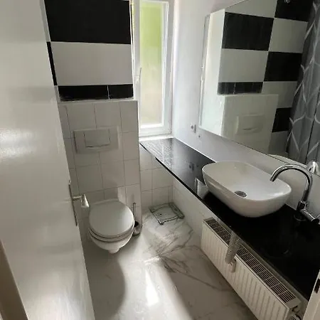 Cozy And Modern 1 Bedroom 3 דירה *