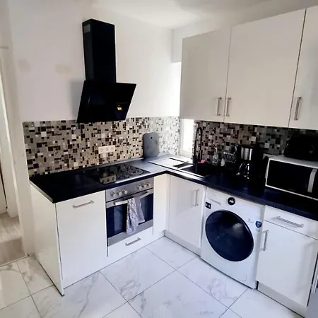 Cozy And Modern 1 Bedroom 3 *